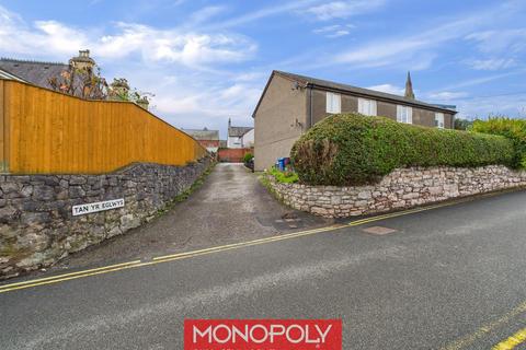 2 bed property, in School Road, £115,000