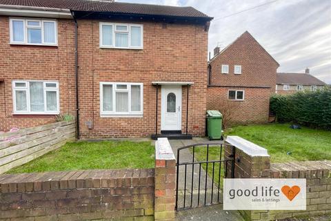 2 bed property, in Renfrew Road, £93,000