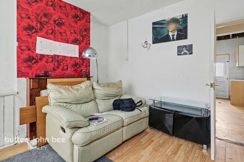 2 bed property, in Denbigh Street, £80,000