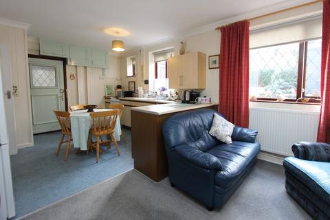 3 bed property, in Queensway, £225,000