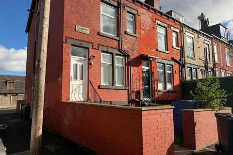 5 bed property, in Sandhurst Ave, £175,000