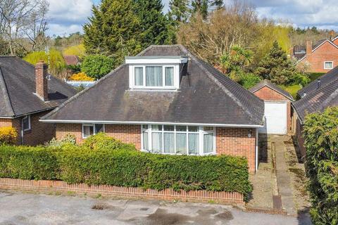 3 bed property, in Lyndhurst Road, £450,000