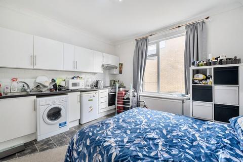 1 bed property, in Borough Hill, £90,000
