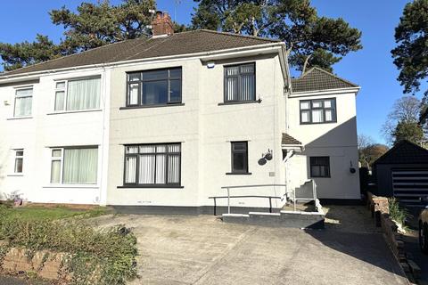 4 bed property, in Clos Fach, £450,000