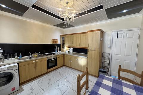 2 bed property, in Driffield Street, £195,000