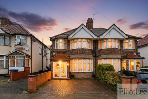 4 bed property, in Chestnut Grove, £625,000
