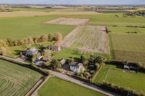 5 bed property, in Detached House With Land And Planning, £950,000