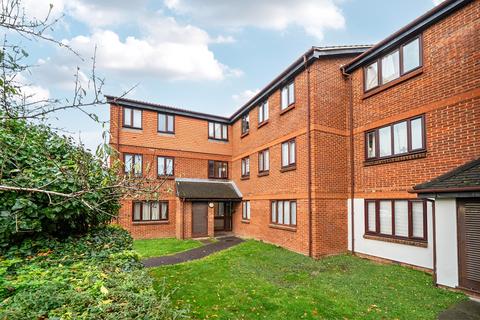 1 bed property, in Gade Close, £200,000