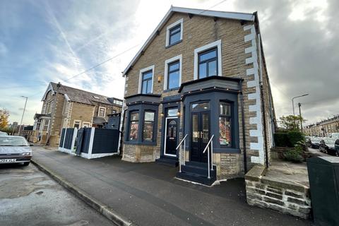 2 bed property, in Central Avenue, £230,000
