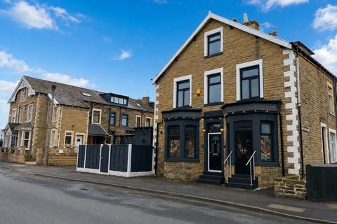 2 bed property, in Central Avenue, £230,000