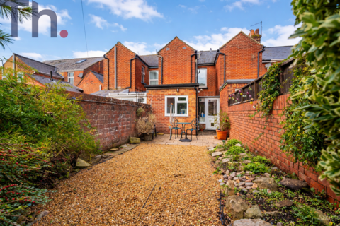 2 bed property, in Newport PO30, £175,000