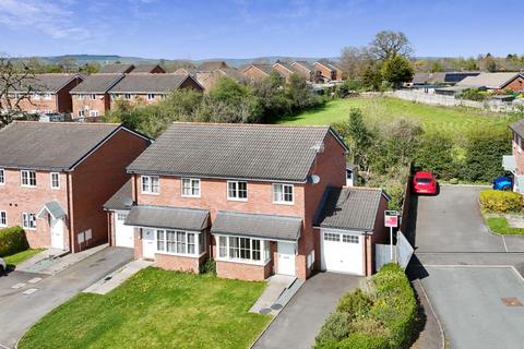 3 bed property, in Orchard Close, £225,000