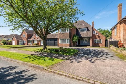 4 bed property, in Queens Road, £900,000
