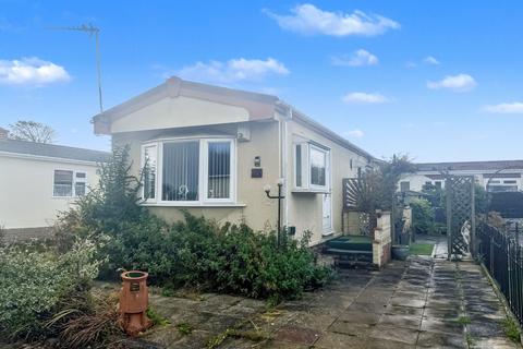2 bed property, in Carr Bridge Residential Park, £65,000