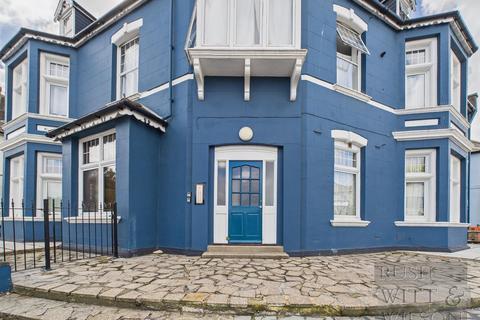 1 bed property, in Bexhill Road, £80,000