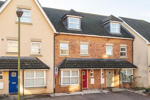 4 bed property, in Carisbrooke Close, £400,000