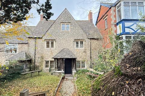 4 bed property, in Trinity Road, £450,000