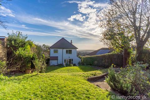 3 bed property, in Crescent Drive North, £625,000