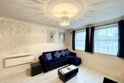 1 bed property, in Tobermory Close, £180,000