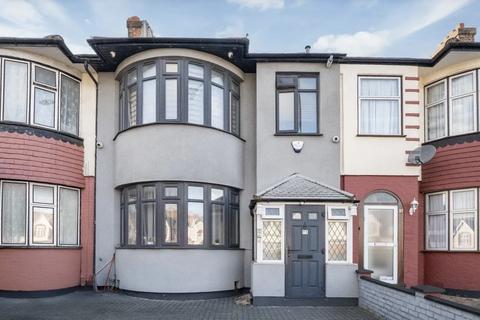 5 bed property, in Great Cambridge Road, £750,000