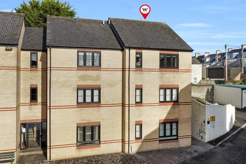 2 bed property, in Alexandra Road, £70,000