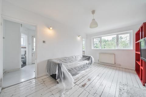 2 bed property, in Moremead Road, £315,000