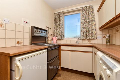 1 bed property, in Porchester Mead, £160,000