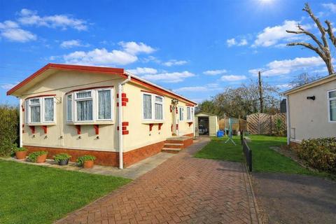 2 bed property, in Hillcrest Caravan Site, £170,000