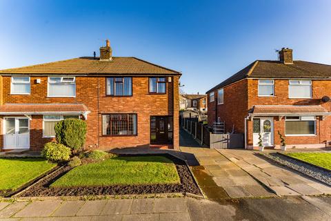 3 bed property, in Queens Avenue, £240,000