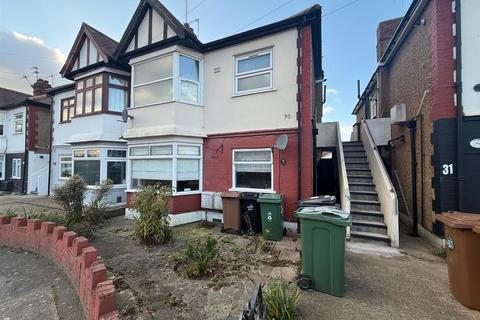 2 bed property, in Hall Gardens, £285,000
