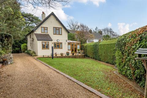 3 bed property, in Crockhurst Hill, £587,500