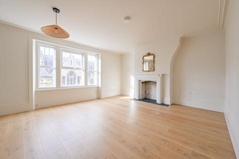 2 bed property, in N8, £650,000