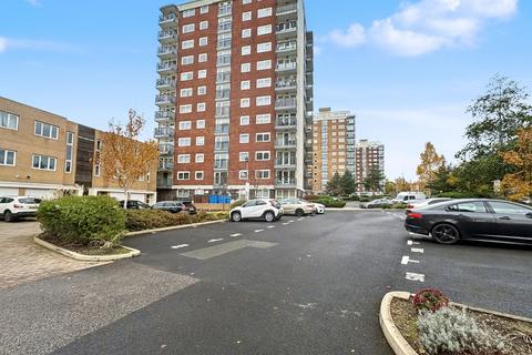 2 bed property, in Tower 2, £115,000