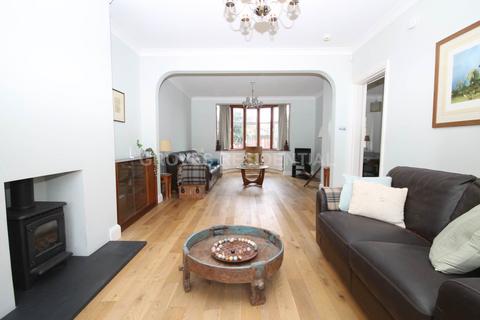5 bed property, in Mayfair Avenue, £965,000