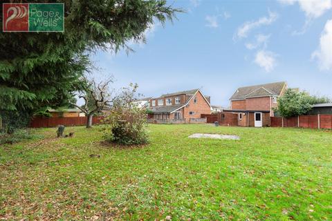3 bed property, in Eddington Close, £425,000