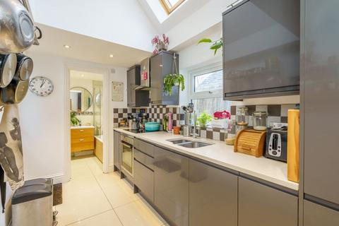 2 bed property, in Victoria Road, £375,000