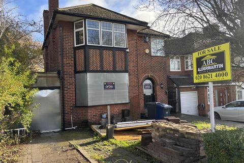3 bed property, in Edgwarebury Lane, £699,000