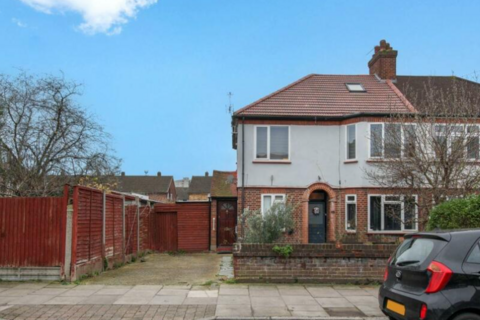 4 bed property, in Green Street, £400,000