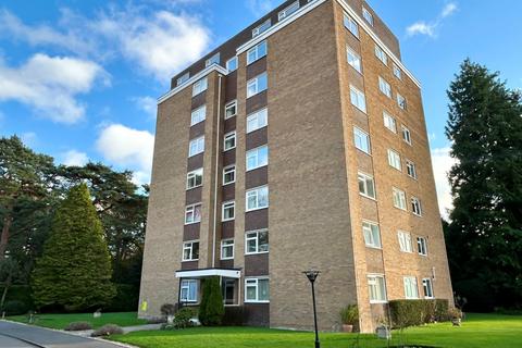 2 bed property, in The Avenue, £265,000