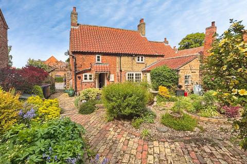 3 bed property, in Main Street, £270,000