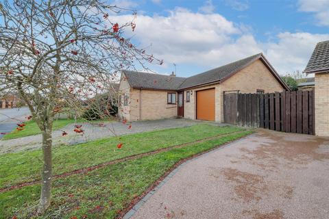 3 bed property, in Dukes Drive, £300,000