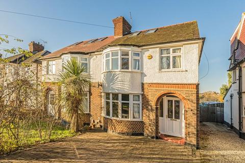 4 bed property, in Grand Avenue, £825,000