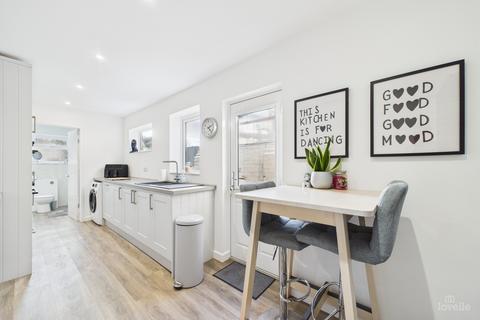 3 bed property, in West Acridge, £180,000