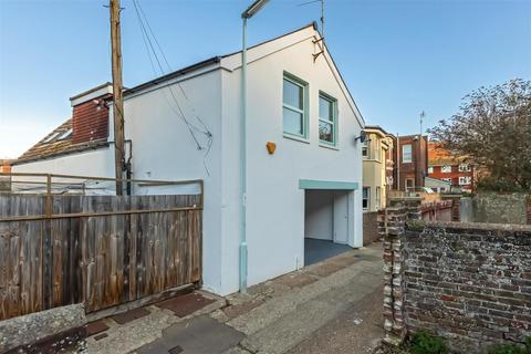 2 bed property, in Nursery Lane, £250,000