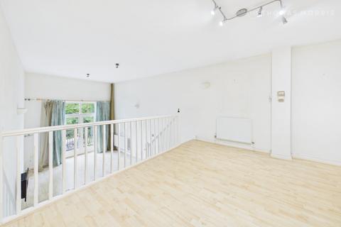 2 bed property, in Chandlers Wharf, £325,000