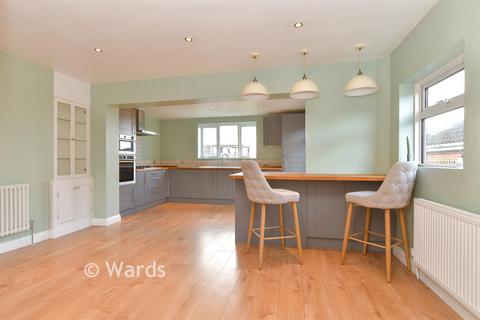 3 bed property, in Golden Hill, £350,000