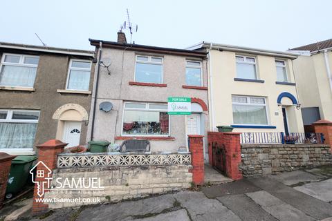 3 bed property, in King Street, £140,000