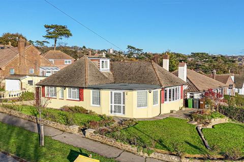 3 bed property, in Oakwood Close, £400,000
