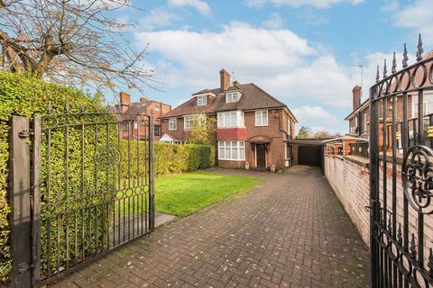 5 bed property, in Hendon Way, £875,000