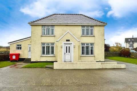 4 bed property, in Lon St. Ffraid, £480,000